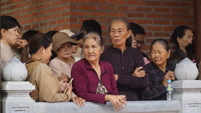 Không chỉ người dân địa phương, nhiều du khách từ các tỉnh, thành khác cũng tìm về Tây Sơn trong ngày giỗ. Trước không gian cổ kính, trầm mặc của khu đền thờ, những nén hương được thành kính dâng lên, tạo nên không khí trang nghiêm, linh thiêng.