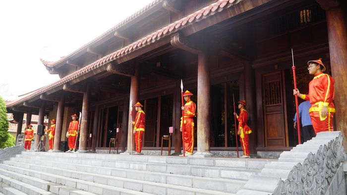 Theo các tư liệu lịch sử, trong 21 năm, từ năm 1771 đến 1792, Hoàng đế Quang Trung - Nguyễn Huệ đã dành trọn tài năng, nghị lực và tâm huyết cho sự nghiệp đấu tranh vì đất nước và nhân dân. Dù thời gian trị vì không dài, những dấu ấn mà ông để lại đã trở thành một phần đặc biệt trong lịch sử dân tộc. Hơn hai thế kỷ trôi qua, hình tượng người anh hùng áo vải cờ đào vẫn hiện diện sâu đậm trong tâm thức người dân. Mỗi mùa lễ giỗ, vùng đất Tây Sơn lại trở thành nơi hội tụ của những tấm lòng thành kính, nơi người dân tìm về với lịch sử và bày tỏ lòng biết ơn đối với tiền nhân.