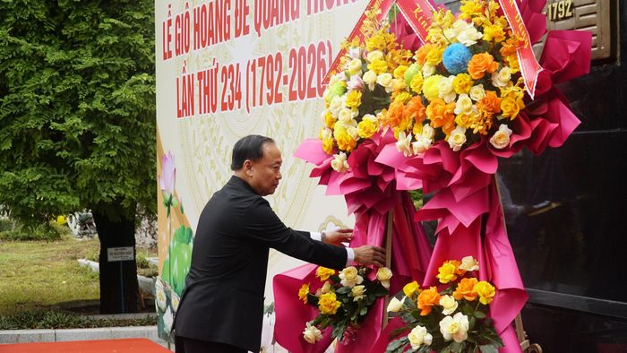Bí thư Tỉnh ủy Gia Lai Thái Đại Ngọc thực hiện nghi thức dâng hoa, dâng hương.