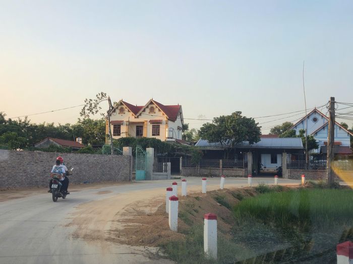 Tuyến đường mới làm thay đổi diện mạo thôn xóm ở xã Tân Khánh.