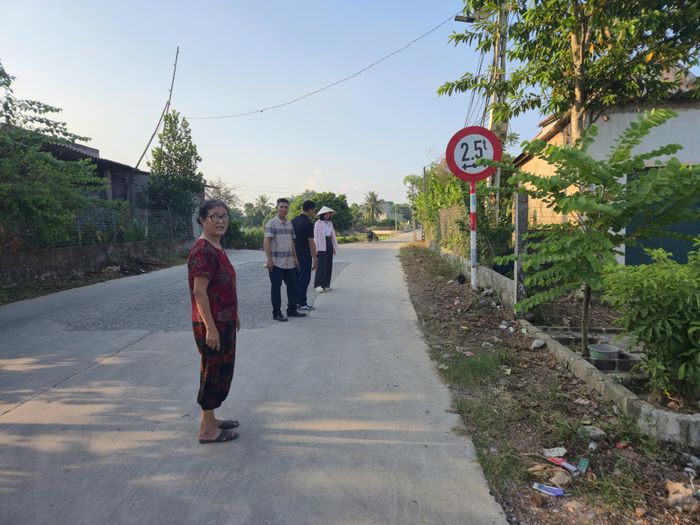 Bà Hà Thị Lan chỉ vị trí gia đình hiến đất mở rộng đường giao thông nông thôn mới.