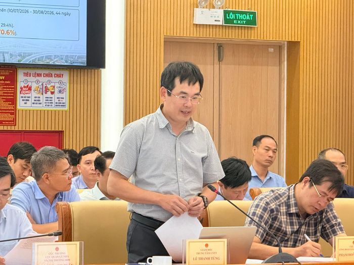 Ông Lê Thanh Tùng, Giám đốc Trung tâm Công nghệ thông tin báo cáo tại Hội nghị.
