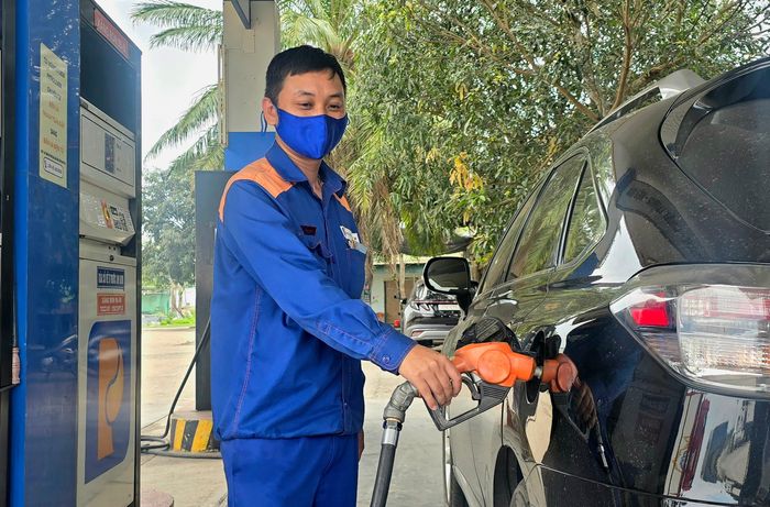 Giá xăng dầu liên tiếp tăng mạnh (Ảnh: Hồng Hạnh).