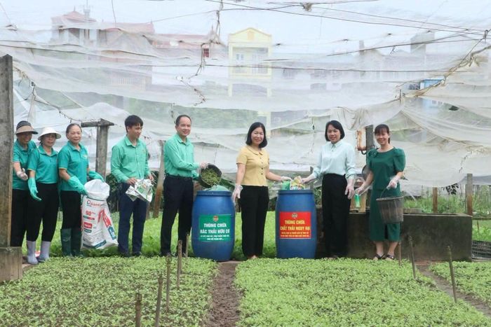Cán bộ, hội viên nông dân xã Phù Đổng tích cực tham gia thu gom vỏ bao bì thuốc bảo vệ thực vật, làm sạch đẹp môi trường đồng ruộng.