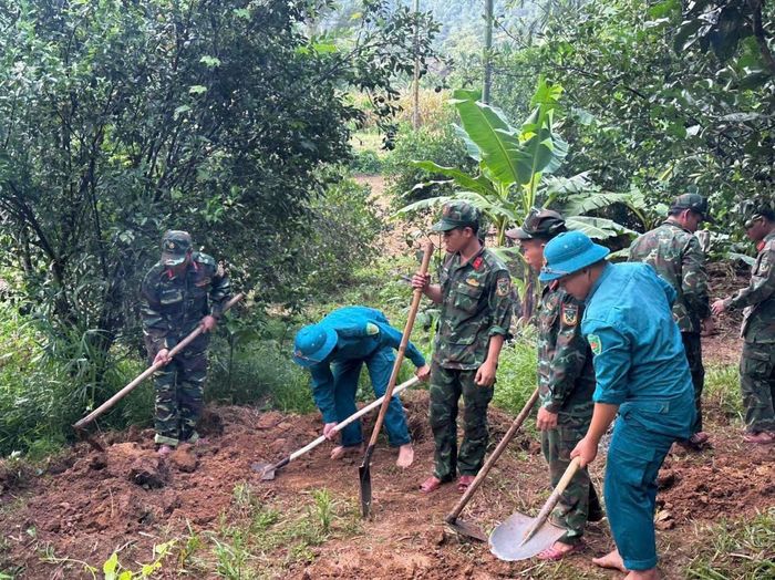 Lực lượng chức năng khai quật khu vực phát hiện 2 hài cốt liệt sĩ.