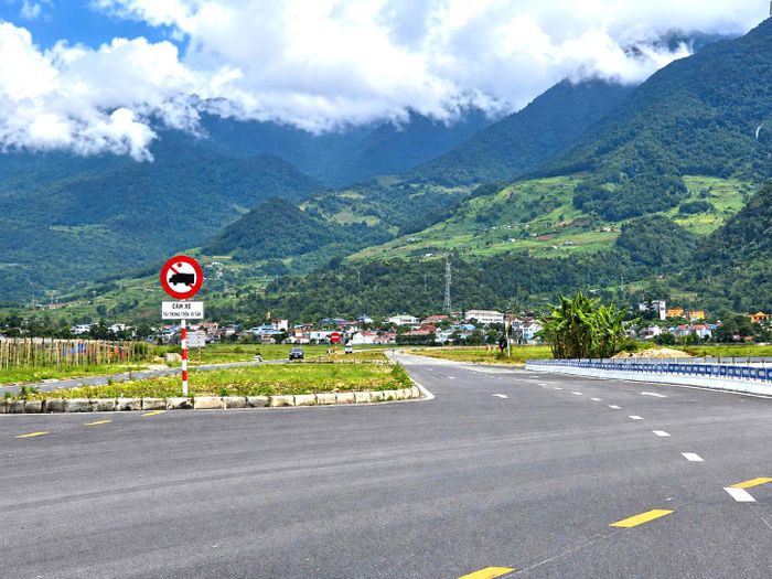 Không chỉ có mặt đường, tuyến còn được hoàn thiện nhiều hạng mục phụ trợ như 1.548,8m² vạch sơn, 217 cấu kiện dải mềm giao thông, 451m rãnh gia cố hình thang, 23m kè ta luy âm và 33m kè rọ đá. Hệ thống thủy lợi hiện hữu cũng được hoàn trả với các tuyến mương 30x30 và 70x70.