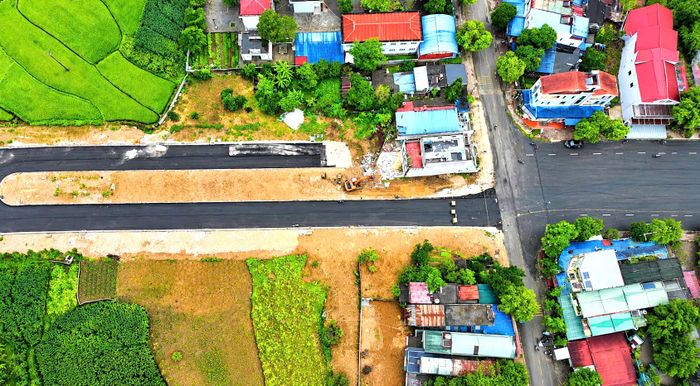 Riêng hệ thống thoát nước được bố trí khá đa dạng. Công trình có gần 3km cống tròn D100 thoát nước dọc, 131 hố ga thu nước và 112 vị trí cửa thu nước. Cùng với đó là các hạng mục cống hộp, cống tròn thoát nước ngang, cống thủy lợi HDPE và hệ thống hoàn trả mương thủy lợi. Những hạng mục này có ý nghĩa quan trọng đối với một tuyến đường miền núi, nơi địa hình và điều kiện thoát nước có thể tác động trực tiếp đến độ bền nền, mặt đường.