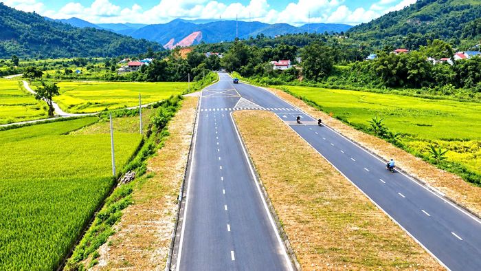 Ông Trần Viết Điệp, Phó giám đốc Ban Quản lý Đầu tư xây dựng tỉnh Lai Châu cho biết: "Tại thời điểm bàn giao, chủ đầu tư xác nhận công trình đủ điều kiện bàn giao đưa vào khai thác, đồng thời bàn giao hồ sơ hoàn công và hồ sơ quản lý chất lượng cho đơn vị tiếp nhận. Công trình được bảo hành 18 tháng kể từ ngày bàn giao đưa vào khai thác sử dụng".