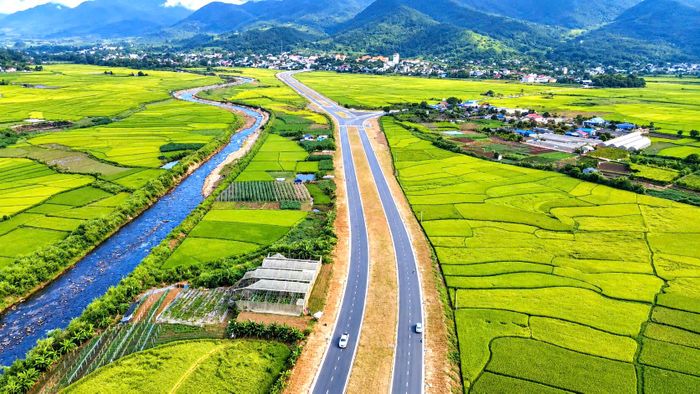 Lái xe khách Bùi Hữu Ngọc chạy tuyến Lào Cai - Lai Châu chia sẻ: "Việc tuyến đường được hoàn thành, đưa vào khai thác được người dân khu vực kỳ vọng sẽ tạo thuận lợi hơn trong đi lại, vận chuyển hàng hóa và kết nối với các tuyến giao thông lớn. Đặc biệt, với khu vực miền núi, một tuyến đường được đầu tư đồng bộ từ mặt đường, thoát nước đến hệ thống an toàn giao thông sẽ góp phần bảo đảm việc đi lại thuận lợi, an toàn hơn trong quá trình khai thác cũng như các lái xe đường dài như chúng tôi được yên tâm hơn".