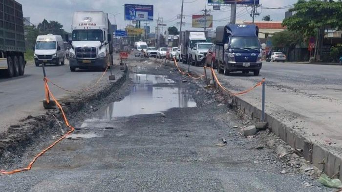 Người dân phản ánh đoạn Km21+540 - Km21+620 trên QL51 cào bới cắt đường để lâu nhưng chậm thi công hoàn trả mặt đường.