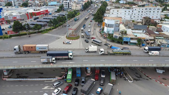 QL51 có điểm đầu giao với QL1 tại ngã tư Vũng Tàu đoạn qua TP Đồng Nai.