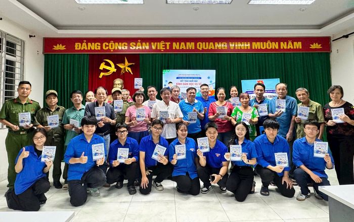 Đoàn Thanh niên phường Hồng Hà triển khai mô hình “Bình dân học vụ số – Thanh niên đồng hành cùng Tổ dân phố”. Ảnh: PV.