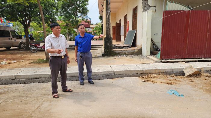 Ông Tạ Đăng Chanh, Bí thư chi bộ thôn Phúc Linh (áo trắng) và ông Nguyễn Đình Thuần, cán bộ Ban Quản lý dự án xây dựng Xuân Cẩm.