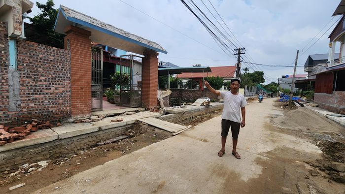 Gia đình ông Nguyễn Hữu Huyên (62 tuổi, thôn Phúc Linh, xã Xuân Cẩm, tỉnh Bắc Ninh) là một trong hàng chục hộ xung phong hiến đất ở để mở rộng đường giao thông.