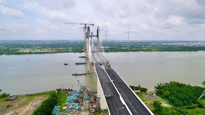 Theo ông Phan Văn Quân, Giám đốc Dự án J3-1 thi công cầu Phước Khánh, Phó giám đốc Công ty CP Xây dựng hạ tầng Bắc Trung Nam, đến nay, gói thầu đạt khoảng 96% khối lượng. Trong giai đoạn nước rút, nhà thầu tập trung nhân lực, thiết bị để hoàn thiện các phần việc còn lại tại cầu chính và cầu dẫn, trong đó có khe co giãn, hệ thống chiếu sáng và mặt cầu. Mục tiêu đặt ra là hoàn thành toàn bộ gói thầu trong tháng 9.