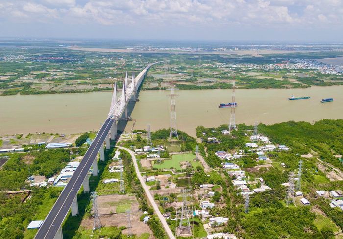 Theo ông Phạm Hồng Quang, Tổng giám đốc Tổng công ty Đầu tư phát triển đường cao tốc Việt Nam (VEC), trong giai đoạn này VEC liên tục đôn đốc các nhà thầu bố trí nhân lực phù hợp với yêu cầu của từng hạng mục, tổ chức thi công liên tục, đẩy nhanh tiến độ để hoàn thành dự án trong tháng 9.