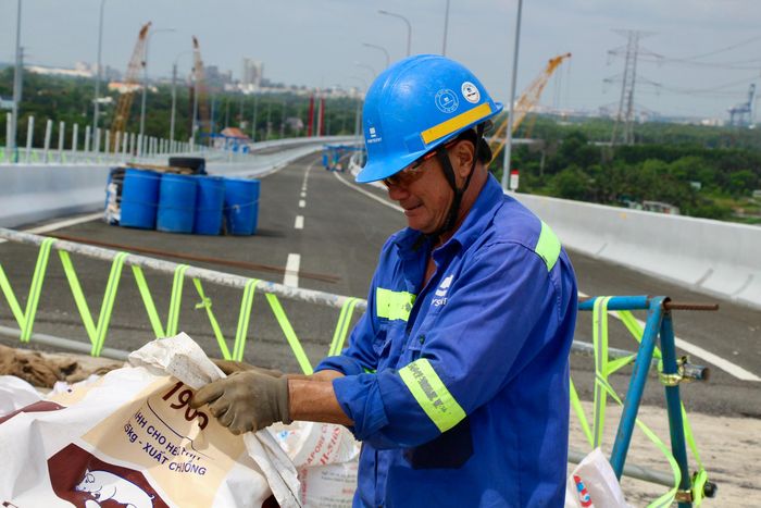 Các mũi thi công được tổ chức nối tiếp, phối hợp chặt chẽ, khi phần việc này vừa hoàn tất, công nhân lại nhanh chóng chuyển sang vị trí khác nhằm tận dụng tối đa nhân lực, thiết bị, hạn chế thời gian chờ.