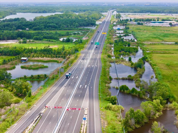 Toàn tuyến đi qua Tây Ninh 2,7km, TP.HCM 26,4km và TP Đồng Nai 28,7km. Dự án được đầu tư với quy mô 4 làn xe cơ giới, 2 làn dừng khẩn cấp, vận tốc thiết kế 100km/h, theo tiêu chuẩn đường cao tốc loại A. Đến nay, tổng sản lượng toàn dự án đạt 99,30%. Khối lượng còn lại tập trung tại gói thầu J3-1 và gói thầu XL-NG51 - thi công nút giao quốc lộ 51.