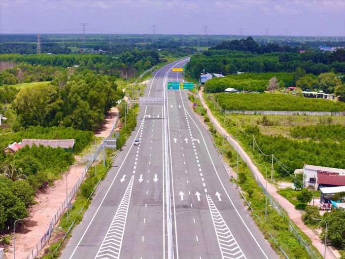 Theo VEC, cầu Phước Khánh thuộc gói thầu J3-1, đoạn Km29+264 - Km32+450. Đây là hạng mục quan trọng và là một trong hai gói thầu cuối của dự án cao tốc Bến Lức - Long Thành. Tổng thể cao tốc Bến Lức - Long Thành có tổng mức đầu tư 29.586 tỷ đồng, chiều dài 57,8km. Tuyến có điểm đầu kết nối với cao tốc TP.HCM - Trung Lương và điểm cuối tại nút giao quốc lộ 51, cách Cảng Hàng không quốc tế Long Thành khoảng 16km.