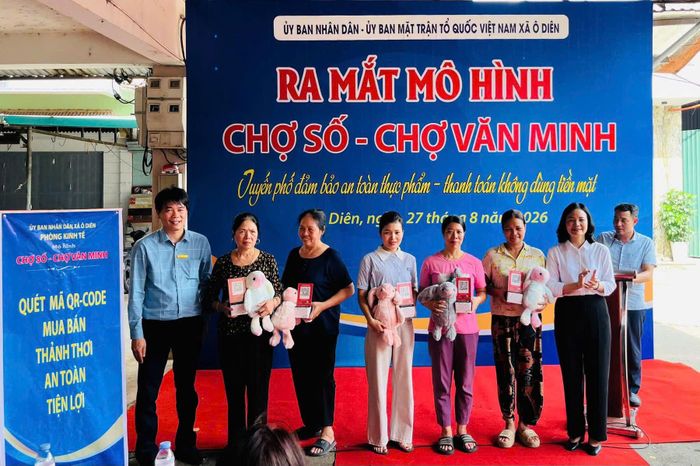 Tiểu thương chợ truyền thống xã Ô Diên quyết tâm thay đổi thói quen kinh doanh đã hình thành từ nhiều năm. (Ảnh PV).