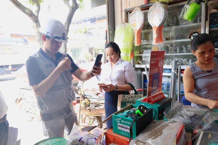 Từ những thao tác nhỏ, chuyển đổi số trở thành một phần tự nhiên của cuộc sống. (Ảnh PV).