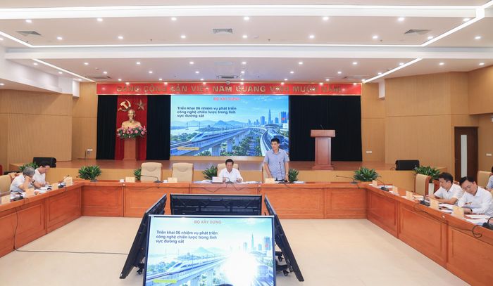 Toàn cảnh cuộc họp xem xét các nhiệm vụ khoa học công nghệ, đổi mới sáng tạo phát triển công nghệ chiến lược trong lĩnh vực đường sắt tốc độ cao và đường sắt đô thị của Bộ Xây dựng.