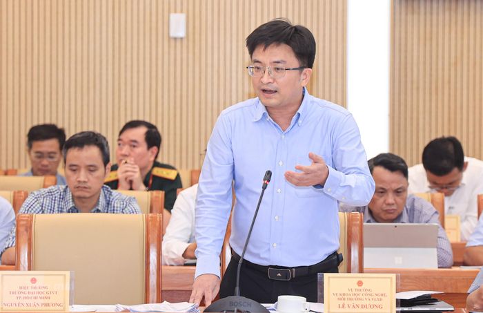 Ông Lê Văn Dương, Vụ trưởng Vụ Khoa học công nghệ, Môi trường và Vật liệu xây dựng báo cáo tại cuộc họp.