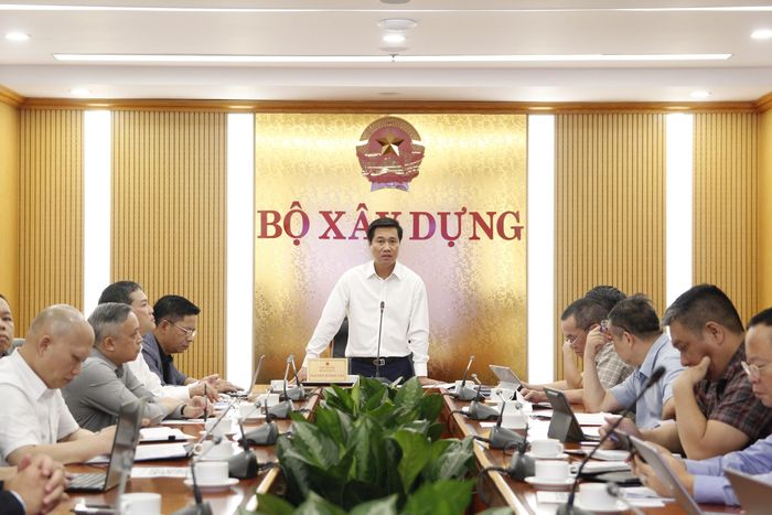 Thứ trưởng Bộ Xây dựng Nguyễn Tường Văn chủ trì hội thảo.