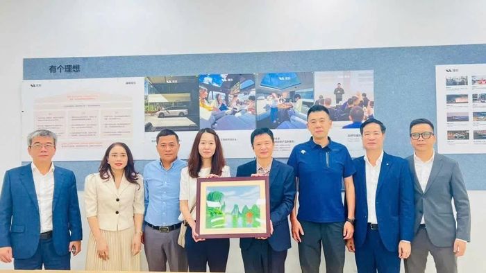 Đại diện hai bên chụp ảnh lưu niệm.