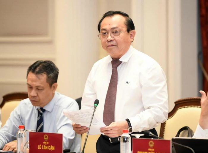 Thứ trưởng Bộ Tài chính Lê Tấn Cận trình bày tại cuộc họp báo. Ảnh: Như Ý.
