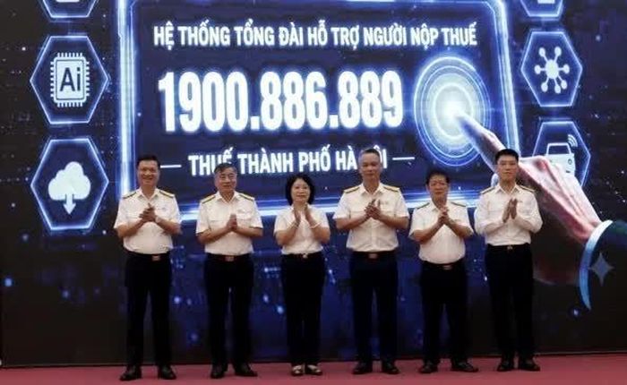 Lãnh đạo Thuế TP. Hà Nội tại lễ ra mắt tổng đài hỗ trợ người nộp thuế. Ảnh: THN
