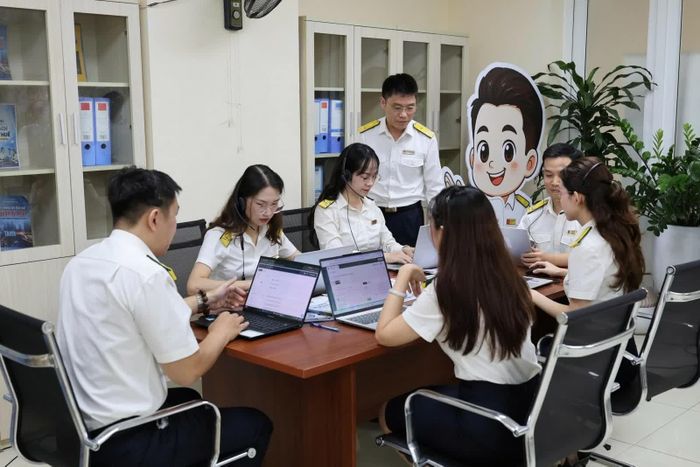 Tổng đài hỗ trợ người nộp thuế 1900.886.889 kết nối 33 điểm hỗ trợ trên toàn địa bàn Thành phố. Ảnh: THN