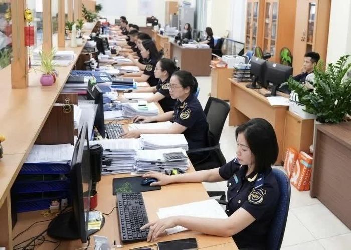 Cán bộ Hải quan khu vực III giải quyết thủ tục xuất khẩu cho doanh nghiệp. Ảnh: HQKV3