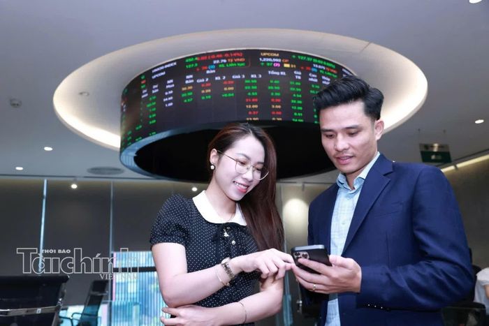 VN-Index đảo chiều về cuối phiên nhờ sự hồi phục của một số cổ phiếu vốn hóa lớn. Ảnh: Đức Thanh