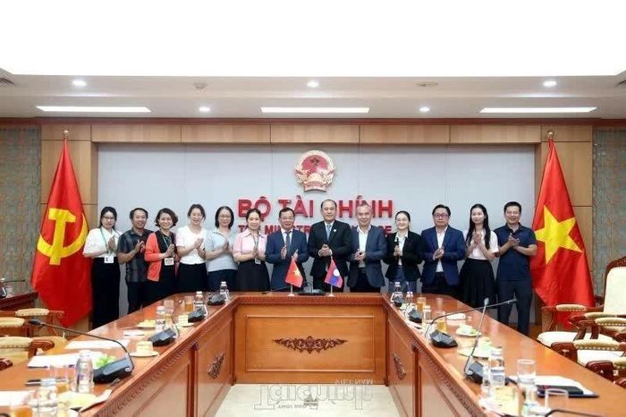 Các đại biểu tham dự cuộc làm việc chụp hình lưu niệm. Ảnh: Đức Minh