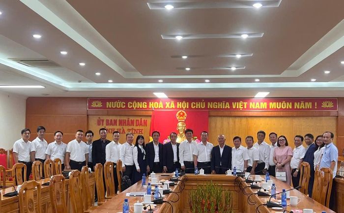 Lãnh đạo tỉnh Hà Tĩnh cùng đoàn Hội Doanh nghiệp Nghệ Tĩnh tại TP.HCM chụp ảnh lưu niệm sau buổi làm việc.