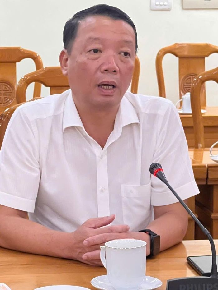 Chủ tịch UBND tỉnh Hà Tĩnh Phan Thiên Định trao đổi với đoàn về tiềm năng, lợi thế và các lĩnh vực tỉnh đang quan tâm thu hút đầu tư.