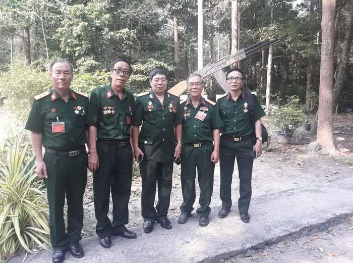 Nhóm CCB Trung đoàn Đặc công 429 ( Đầu tiên là Hoàng Điệp,Nguyễn Văn Minh Lê Hùng Nam ,anh Nhung, Hiểu) - Ảnh - Nguyễn Văn Minh