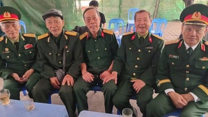 CCB Trung đoàn Đặc công 429 tham gia trận đánh Bù Bông – Từ phải sang : Lê Công Đoàn, Nguyễn Trung Tín , Nguyễn Văn Minh,Vũ Ngọc Đô ,Mai Xuân Hiệp- (Trong ảnh có anh Vũ Ngọc Đô, người đội mũ đen là mũi trưởng mũi chủ công đánh bộc phá lệnh) - Ảnh : CCB Nguyễn Văn Minh .