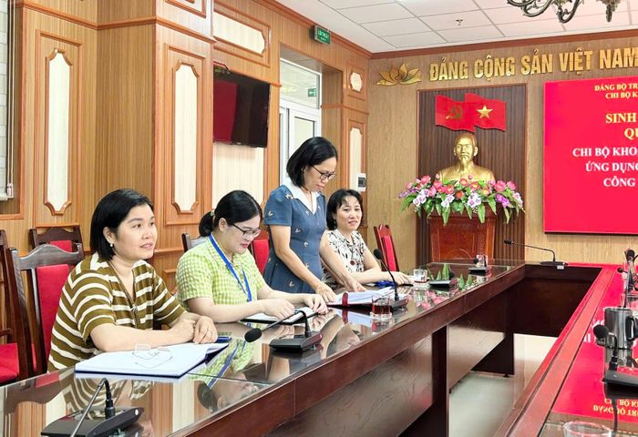 Th.s. Cao Thị Thu Hiền trình bày bài tham luận trong buổi sinh hoạt chuyên đề