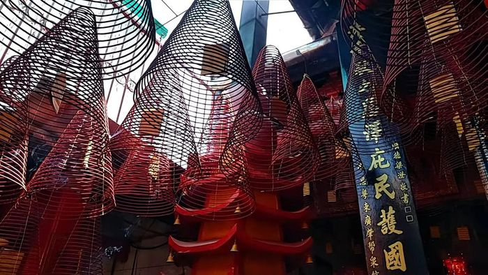 Những vòng hương lớn treo cao tạo nên nét đặc trưng trong không gian tín ngưỡng tại Thất Phủ Thiên Hậu Cung. Ảnh: Tường Quang