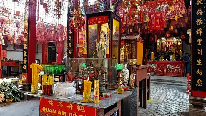 Không gian chính điện trang nghiêm, nơi thờ Thiên Hậu Thánh Mẫu cùng các vị thần được phối thờ tại Thất Phủ Thiên Hậu Cung. Ảnh: Tường Quang