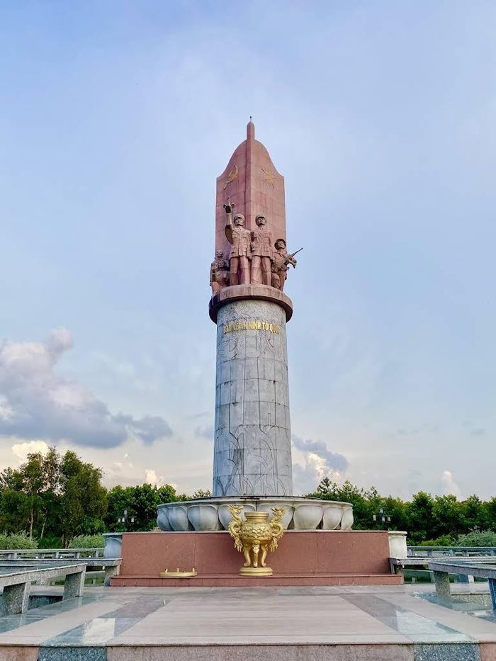 Tượng đài bảo vệ an ninh Tổ quốc - điểm nhấn trang nghiêm giữa không gian Khu di tích lịch sử quốc gia Ban An ninh Khu IX. Ảnh: Tường Quang