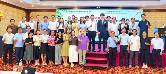 Các đại biểu chụp hình lưu niệm.