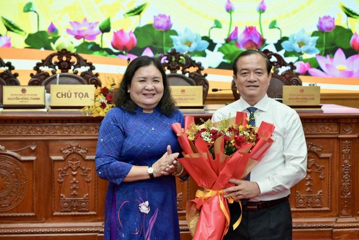 Phó Bí thư Thường trực Tỉnh ủy Tây Ninh Hồ Thị Hoàng Yến tặng hoa chúc mừng ông Nguyễn Hồng Thanh