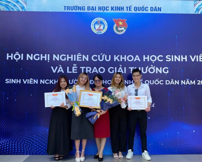 Ngọc Mai và Ánh Ngọc nhận giải Nhất NCKH cấp Trường năm 2024 cùng cô giáo hướng dẫn. Ảnh: NVCC