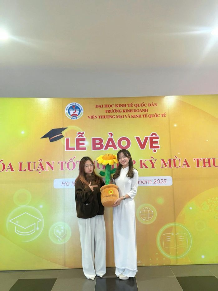 Ảnh chụp tình bạn giữa Ngọc Mai và Ánh Ngọc. Ảnh: NVCC