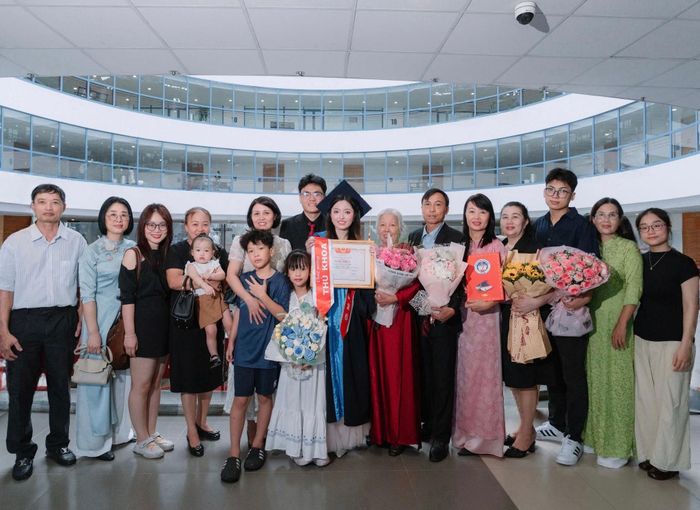 Gia đình Ngọc Mai tại lễ tốt nghiệp. Ảnh: NVCC