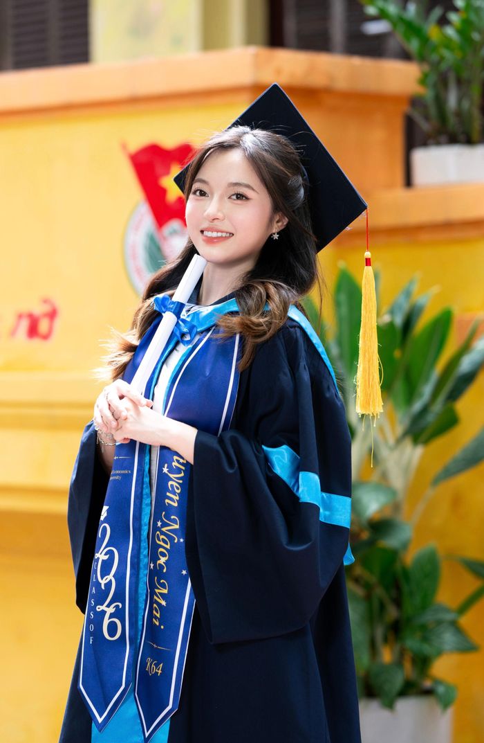 Nguyễn Ngọc Mai _ Thủ khoa đầu ra ngành Kinh doanh thương mại. Ảnh: NVCC