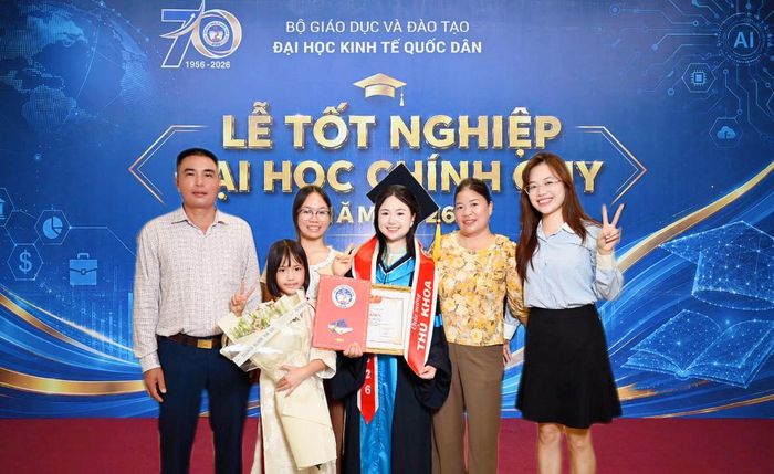 Ánh Ngọc cùng gia đình tại lễ tốt nghiệp. Ảnh: NVCC